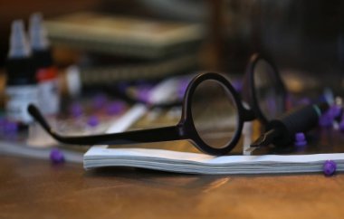 Eski gözlük çalışma kavram olarak ahşap tablo