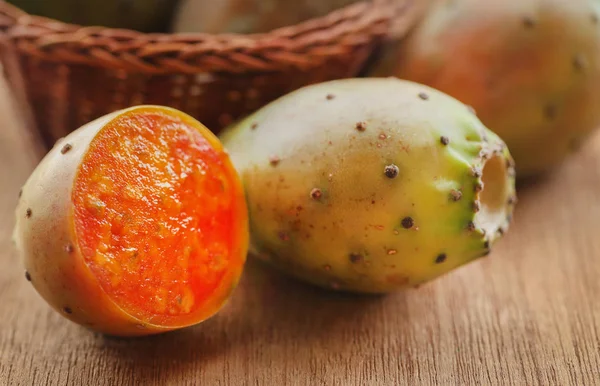 Gesneden Prickly Pear Geborsteld Oppervlak — Stockfoto