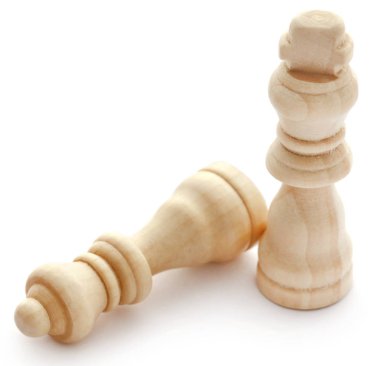 Ahşap Satranç Kral ve Kraliçe beyaz arka plan üzerinde