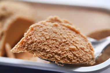 Bir kaşık ile somon konserve yumurta