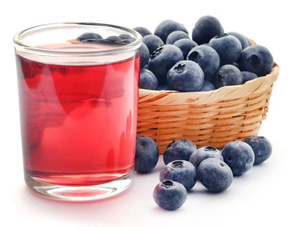 新鲜的蓝莓与果汁在玻璃在白色背景 — 图库照片