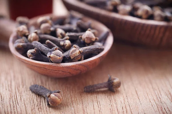 Clous Girofle Bio Dans Une Cuillère Bois — Photo