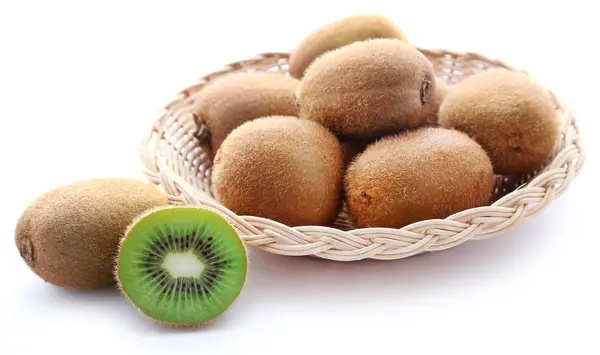 Kiwi Frutas Uma Cesta Sobre Fundo Branco — Fotografia de Stock