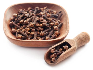 Organik taze karanfil kase beyaz arka plan üzerinde 