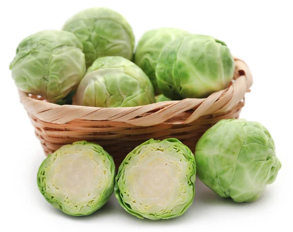 Rosenkohl Oder Rosenkohl Sprießen Einem Korb Isoliert Über Weißem Hintergrund — Stockfoto