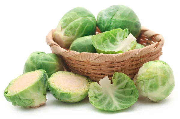 Rosenkohl Oder Rosenkohl Sprießen Einem Korb Isoliert Über Weißem Hintergrund — Stockfoto