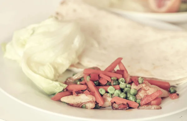 Chléb Tortilla Restovanou Zeleninou Destičce — Stock fotografie