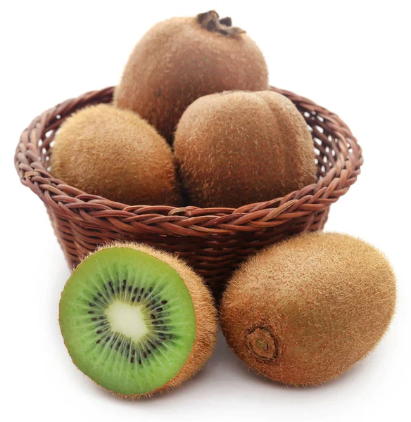 Kiwi Frutas Uma Cesta Sobre Fundo Branco — Fotografia de Stock