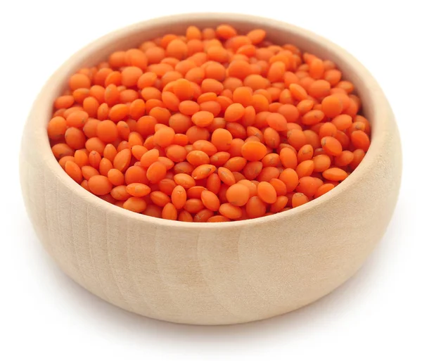 白い背景の上椀でいくつかの新鮮な豆の山 — ストック写真