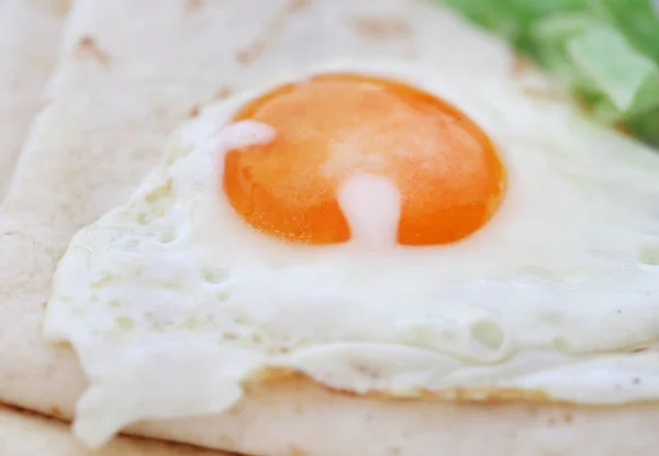 健康的な朝食としてプレートでトルティーヤ パンと卵のオムレツ — ストック写真