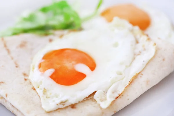 健康的な朝食としてプレートでトルティーヤ パンと卵のオムレツ — ストック写真