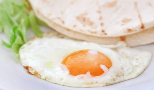 鸡蛋煎蛋卷与玉米饼在盘子作为健康的早餐 — 图库照片