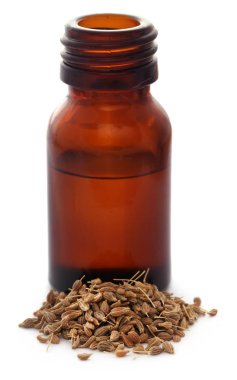 Anason tohumu uçucu yağ beyaz arka plan üzerinde bir kavanoza ile