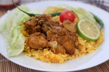 Pirinç ve mercimek Khichuri yapılmış
