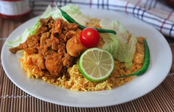 Khichuri feito de arroz e lentilhas — Fotografia de Stock