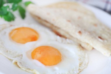 Yumurtalı omlet tortilla ekmeği ile