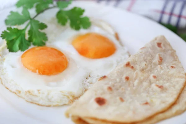 Egg omelet with tortilla bread — Stock Photo, Image