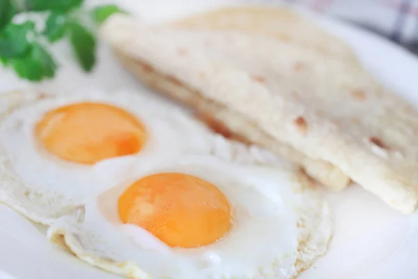 Egg omelet with tortilla bread — Stock Photo, Image