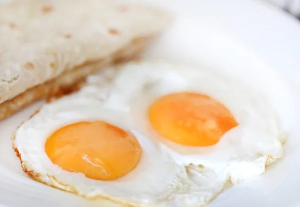 Omelete de ovo com pão de tortilha — Fotografia de Stock