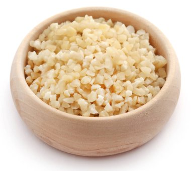 Küçük doğranmış badem parçaları