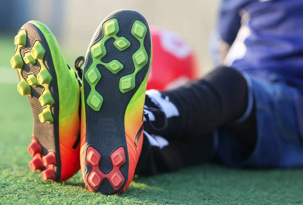 Criança usando botas de futebol — Fotografia de Stock