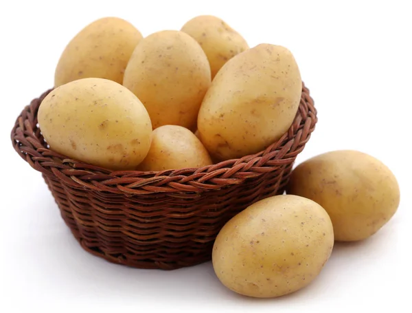 Batatas inteiras frescas em uma cesta — Fotografia de Stock