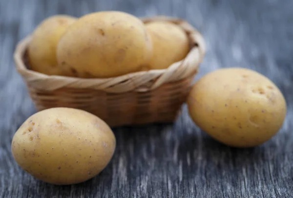 Fresh whole potatoes in a basket — Stock Photo, Image