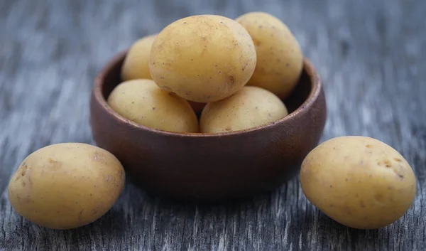 Fresh whole potatoes wooden bowl — Stock Photo, Image