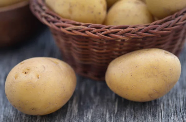 Fresh whole potatoes in a basket — Stock Photo, Image