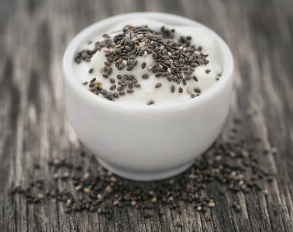 Йогурт с семенами чиа — стоковое фото