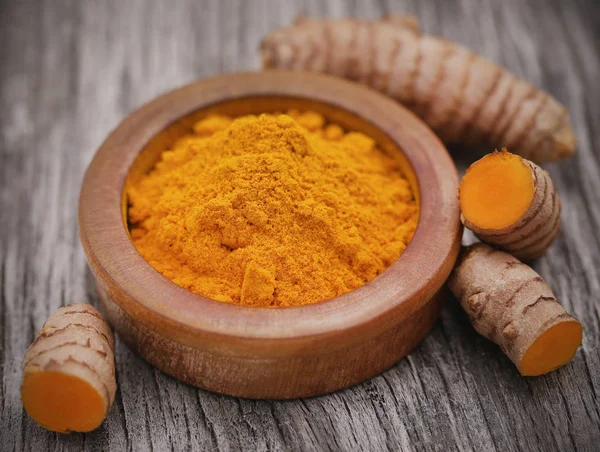 Curcuma cruda con polvere — Foto Stock