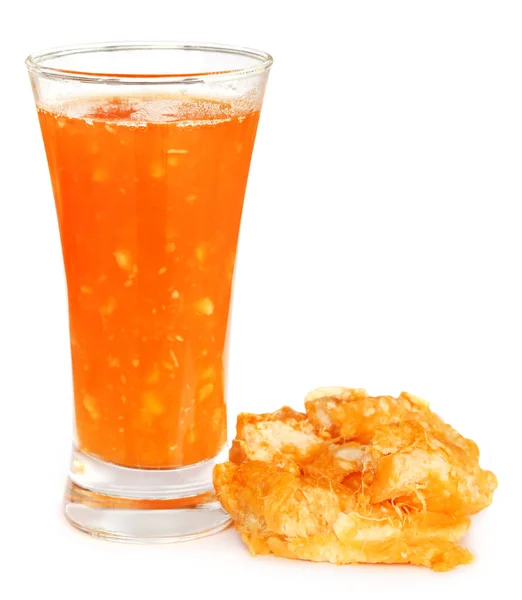 グラスにジュースと薬用のバエル フルーツ — ストック写真