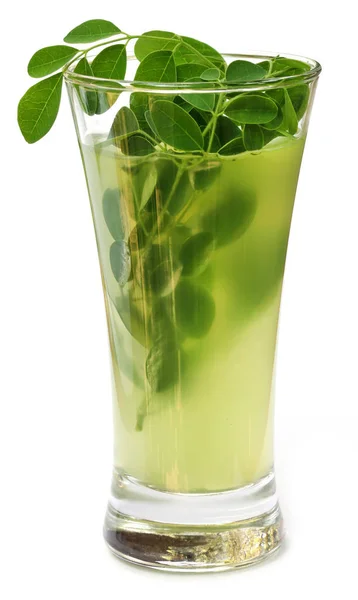 Moringa-Blätter mit Extrakt im Glas — Stockfoto