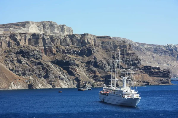 Łódź Wybrzeży Santorini — Zdjęcie stockowe