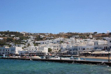 Mykonos adasının panoramik manzarası. Yunanca