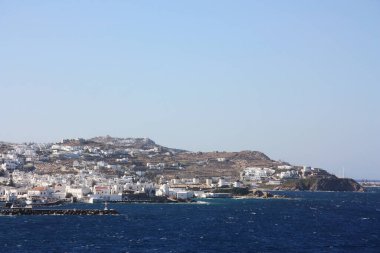 Mykonos adasının panoramik manzarası. Yunanca