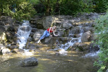 şelale oturan genç kadın