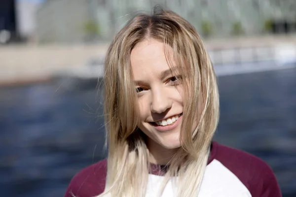 Skrattande Ung Kvinna Med Blont Hår — Stockfoto
