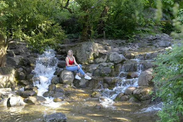 Junge Frau Sitzt Wasserfall — Stockfoto