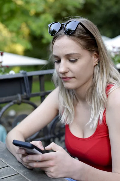 Gelukkig Jonge Vrouw Met Smartphone — Stockfoto