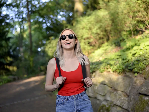 Lachende Junge Frau Mit Rucksack Spaziert Durch Den Park — Stockfoto