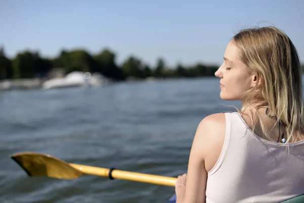 Ung Blond Kvinna Båt — Stockfoto