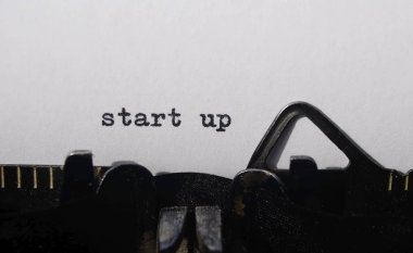 Eski daktiloda başlamak yukarıya