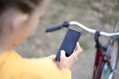 Genç bisiklet ve smartphone ile