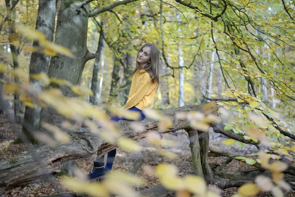 Adolescente Feliz Floresta — Fotografia de Stock