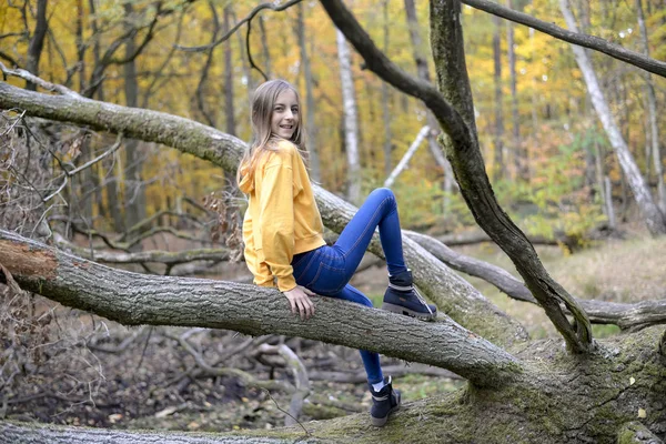 森で幸せのティーンエイ ジャー — ストック写真