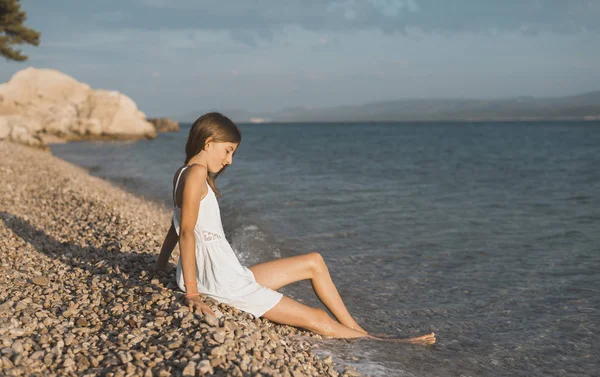 Dívka Sedící Pláži — Stock fotografie