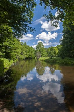Romantik nehir ve mavi gökyüzü