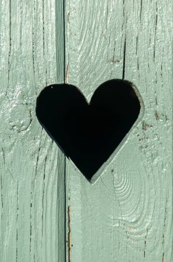 ahşap bir kapı kalbinde