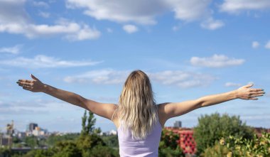 genç kadın tezahürat, arka görünüm